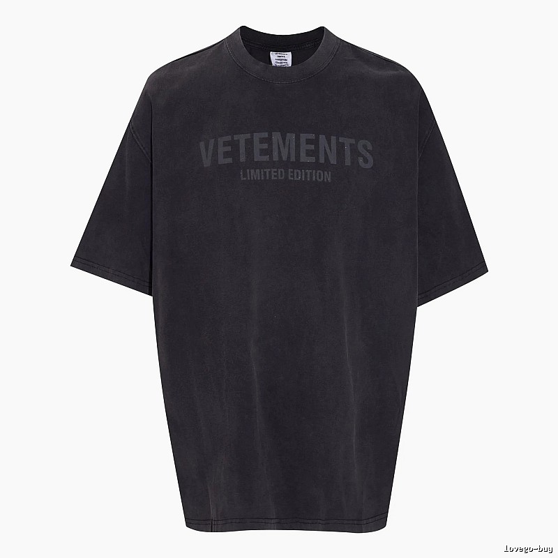 Patterned Statement graphic T-shirt Black Colorful Lucky with Polished Detail
