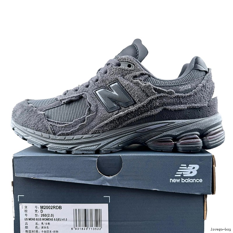 Retro - style gray shoes of New Balance 2002