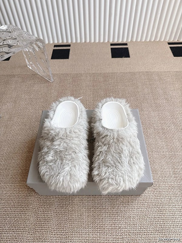 White Furry Slip-on Slippers Fuzzy Slippers for Daily Rotation